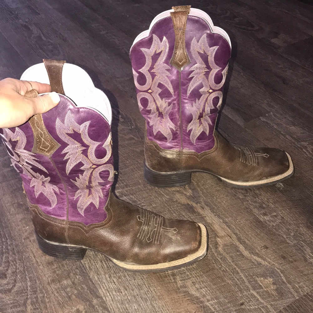 Ariat boots! slightly worn. size 8
